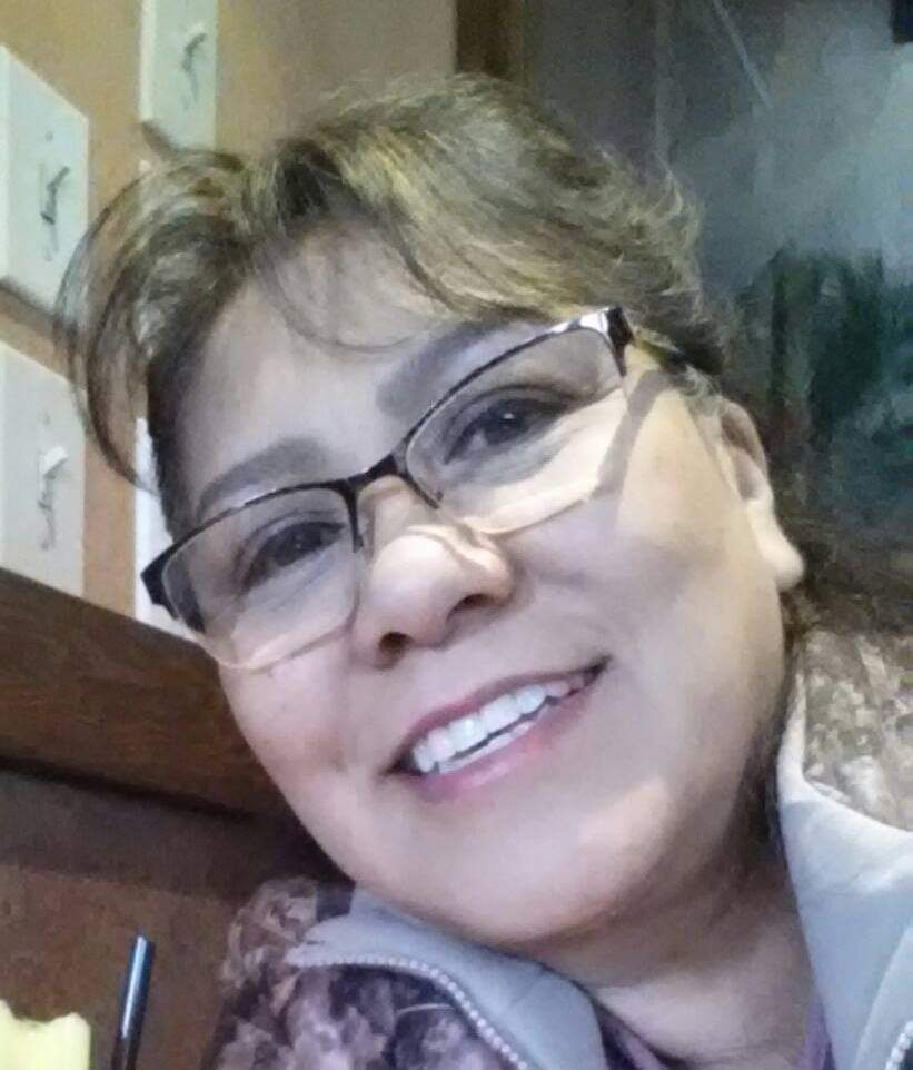 Color photograph of Native artist Jeanette Huber